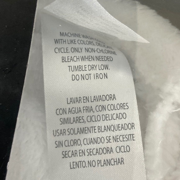 Mayfair Ladies 2-Piece Bathrobe Set with Plush Robe & Socks One Size New in Box - Picture 7 of 9